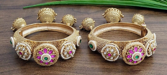 Manjot Bangles